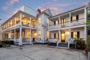Cozy Carriage House with Private Balcony - Charming Charleston Hideaway, Чарлстон