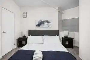 2Br 2BA in the Block Apartment by CozySuites, Индианаполис