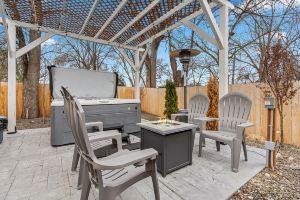 The *Minimalist's Escape* near Greenbelt & Winery with HOT TUB!, Бойсе