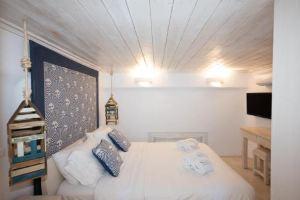 Blue, White and Grey Suites, Орнос
