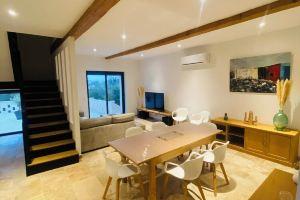 Magnificent 9-person house close to town center., Валанс