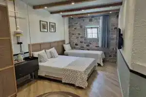 Qara Otel, Айвалык