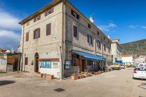 Apartment in Cres with Sea View and Old Town, Црес