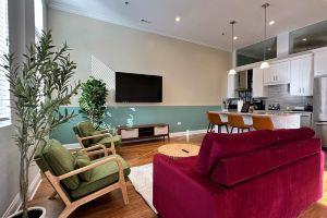 Chic Modern Design and Cozy Patio - Stylish Urban Retreat, Чикаго