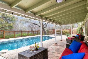 Private Pool and Spacious Outdoor Entertaining - Bright Charming Oasis, Остин