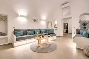 Tiara Suites, Фира
