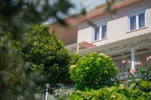 Roula Apartments, Коинира