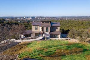 Bridge to Happiness: Cross the entry bridge into a gorgeous 4 bedrooms residence, Остин