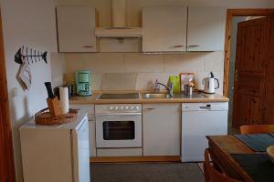 Vacation apartment near the national park and harbor with terrace and parking space, Засниц
