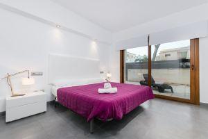 Modern Holiday Home With Furniture, Кэн Пикафорт