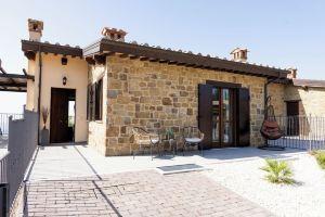 Vacation Home La Perla del Lago-All the comfort of your own home with a lake view!, Кастель-Ригоне