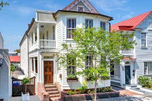 Spacious Living Areas and Private Porch - Charming Charleston Escape, Чарлстон