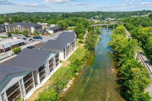 Creekside Retreat with Resort Amenities - Charming Waterfront Oasis, Брэнсон