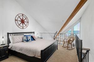 Oceanfront Condo and Breathtaking Views - Cozy Coastal Retreat, Рокуэй-Бич