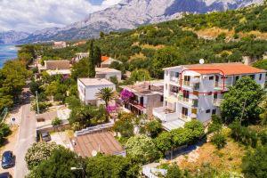 Apt Next to the Beach w Balcony and Sea View, Krvavica
