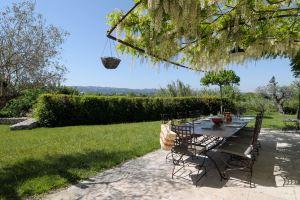 Offers an ideal holiday set in the peaceful countryside of St Remy de Provence, Сен-Реми-де-Прованс