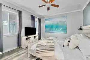 7BR Massive Beach Retreat Sleeps 26 Steps to Ocean, Сан-Диего