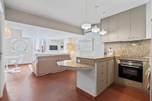 Beautifully renovated mezzanine apartment in the heart of the village of Saint-Tropez, Сен-Тропе