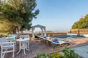 Eiriana Luxury Suites, Адамас