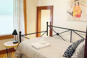 3 Bedroom Cozy BurlingtonEscape w/HOT TUB!, Берлингтон