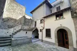 Teo's house is the ideal home for relaxation, centrally located in Anghiari, Ангьяри