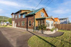 Charming Coastal Getaway with Ocean Views - Inviting Lodge Retreat, Рокуэй-Бич