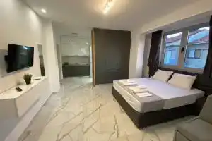ARA Luxury Suites, Полихроно