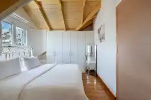 Elegant Living, Аргостолион