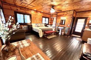 Romantic Cabin with Jetted Tub! Minutes to Branson Landing and 76 Strip, Брэнсон