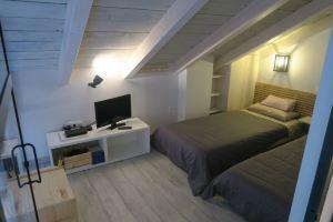 Mirandoacuenca tourist apartment is next to the Cathedral and the Hanging Houses, Куэнка