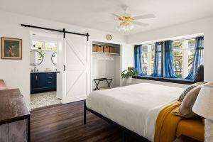 Modern, cozy retreat in Austin city limits! Pet-friendly! Strong WiFi!, Остин