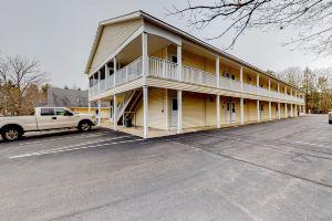 Inviting condo with high-speed WiFi and shared indoor pool - two miles to beach, Уэлс