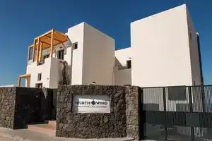 North Wind Luxury Suites, Ия