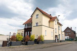 Pension Und Location Cham, Крефельд