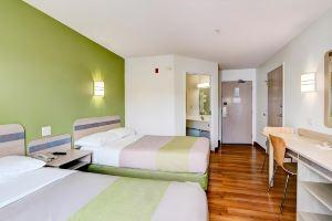 Super 8 by Wyndham Aurora East, Аврора