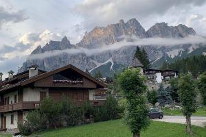 Newly Renovated Penthouse with Panoramic View of Tofane Mountains and Ski Trail, Кортина д'Ампеццо
