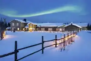 Aurora Pyramids & Hotel Taivaanvalkeat, Кёнгяс