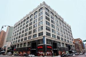 Stunning City Views - Modern Amenities with Skybridge Access, Индианаполис