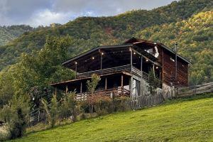 Charming 2-bedroom villa in brilliant Mestia with WiFi, Местиа