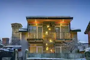 Korte Hotel Sleeps 14 with Courtyard, Местиа