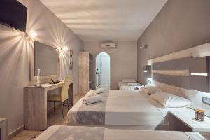 Savvas-Deval Hotel, Лаганас