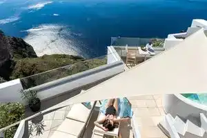 Adamant Suites, Фира