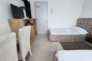 2- Twin room with city view, Тирана