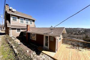 "House on the Rock" Romantic Cottage Getaway w/ Hot Tub and Fireplace!!, Брэнсон