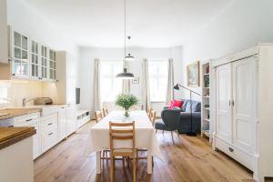 Large, bright, cozy old building apartment right on the market, Вроцлав