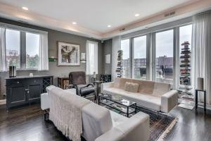 Chic Escape with Gourmet Kitchen and Skyline Views - Stylish Retreat, Чикаго