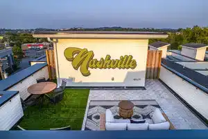 Rooftop Deck and Stunning City Views - Stylish Nashville Sanctuary, Нэшвилл
