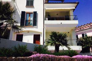 Bright family apartment with terrace 2 minutes from the sea, Ла-Маддалена