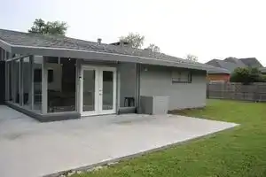 Cozy Bayou Mid-Century Modern, Лейк-Чарльз