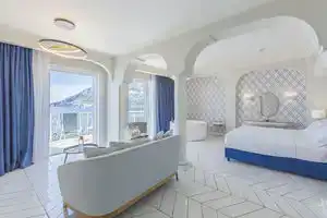 Hotel «Club Due Torri», Майори